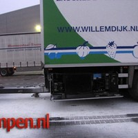 Kleine brand in oplegger vrachtwagen IJsselmuiden