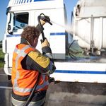 Vrachtwagen verliest stinkend visafval