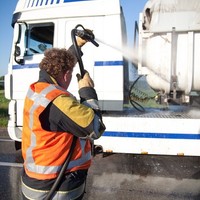 Vrachtwagen verliest stinkend visafval
