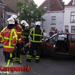 Auto botst op lantaarnpaal