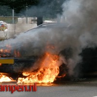 Auto in vlammen op in IJsselmuiden