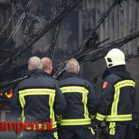 Grote brand verwoest bedrijven in Dronten