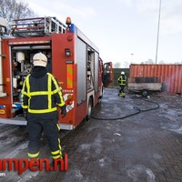 Aanhangwagen met afval in brand