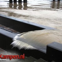 Waterpeil IJssel bij Kampen stijgt snel