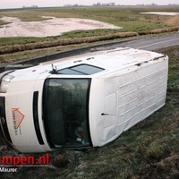 Auto over de kop op Kamperzeedijk