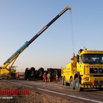 Ravage en chaos door gekantelde vrachtwagen op N50