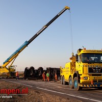 Ravage en chaos door gekantelde vrachtwagen op N50