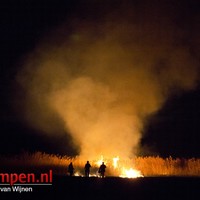 Flinke brand in rietkraag langs Drontermeer