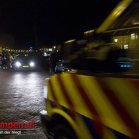 Man gaat stuk zwemmen in gracht