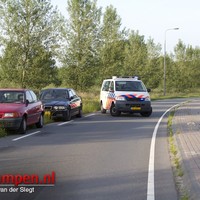 Automobilist rijdt auto tegen vrachtwagen
