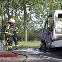 Kleine vrachtwagen afgebrand op Frieseweg