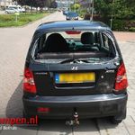 Bromfietser rijdt in op stilstaande auto Wederiklaan