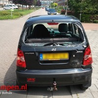 Bromfietser rijdt in op stilstaande auto Wederiklaan