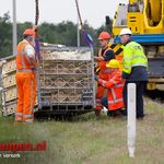 Aanhanger vrachtwagen met kippen kantelt op A28
