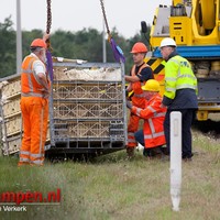 Aanhanger vrachtwagen met kippen kantelt op A28