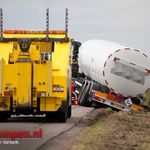 Tankwagen belandt met achterkant in berm