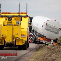 Tankwagen belandt met achterkant in berm