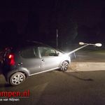 Automobilist rijdt lantaarnpaal omver