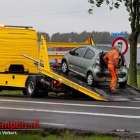 Vrachtwagen rijdt auto aan op Mr. J.L.M. Niersallee