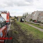 Vrachtwagen met oplegger op zijkant