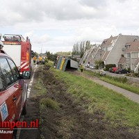 Vrachtwagen met oplegger op zijkant