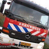 Brandweer haalt koe snel uit sloot