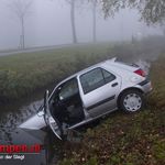 Auto rijdt sloot in langs Horstsingel