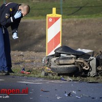 Scooterrijder botst op auto op kruising Dieselstraat