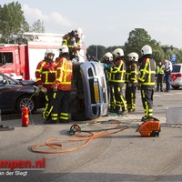 Auto op z'n kant bij ongeval Kamperzeedijk Grafhorst