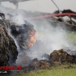 Buitenbrand blijkt grote opslag strobalen bij een boerderij 