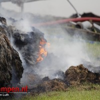 Buitenbrand blijkt grote opslag strobalen bij een boerderij 