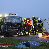 Bedrijfsbus botst tegen giertank op Frieseweg