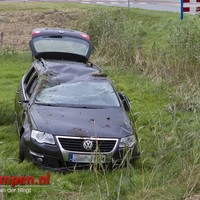 Auto over de kop in weiland Parallelweg IJsselmuiden