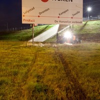 Auto van de weg op de N50 bij Kampen-Zuid