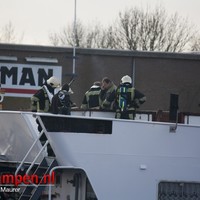 Binnenvaartschip vaart tegen brug op in Hasselt