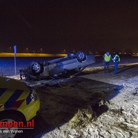 Auto over de kop Baron Bentinckweg Kamperveen
