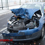 Bedrijfswagen verliest platen: 1 gewonde
