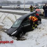 Automobilist met auto in sloot Flevoweg