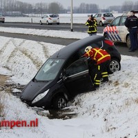 Automobilist met auto in sloot Flevoweg