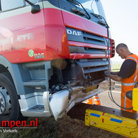 Vrachtwagen rijdt in op file op de N50