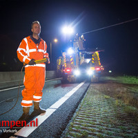 Vrachtwagen raakt van de weg op de N50
