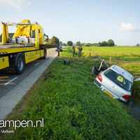 Een gewonde en veel schade bij eenzijdig ongeval bij Zalk