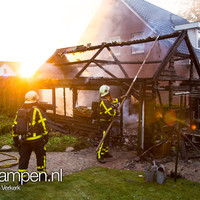 Felle brand verwoest schuur in Zuideinde (gem. Kampen)