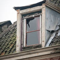Glasplaat zit los: brandweer gealarmeerd