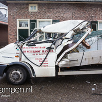 Bestuurder 'slechts' gewond bij ongeval met graafmachine in Zuideinde