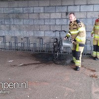 Fiets in brand onder de Stadsbrug