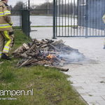 Stapel hout vat vlam in IJsselmuiden