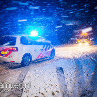 Automobiliste van de weg tijdens sneeuwbui Kamperveen