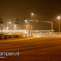 Strooiwagen vast op fietspad door sneeuwval