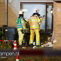 Automobilist rijdt met auto woning binnen in Kampen
